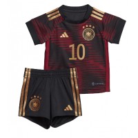 Koszulka piłkarska Niemcy Serge Gnabry #10 Strój wyjazdowy dla dzieci MŚ 2022 tanio Krótki Rękaw (+ Krótkie spodenki)
